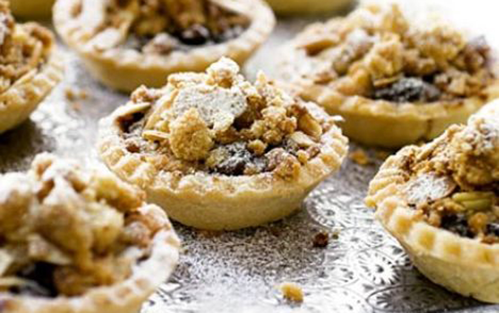 mince-pies-with-custard-&-crumble-large